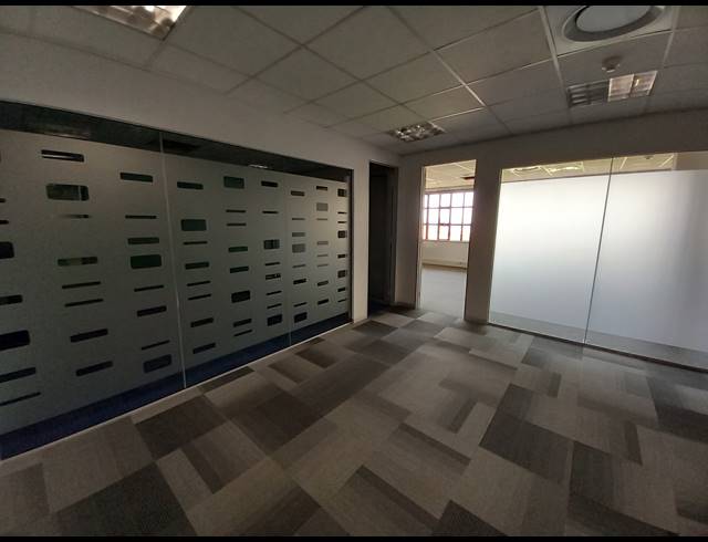1,090M² OFFICE TO LET IN BRYANSTON